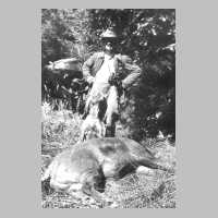 068-0055 Herr Graber, jun. mit einem erlegten Keiler. Im Hintergrund  das Jagdpferd.jpg